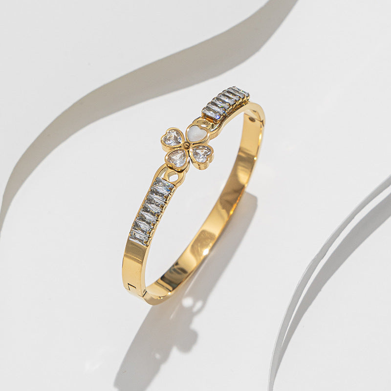Bracelet with flower design