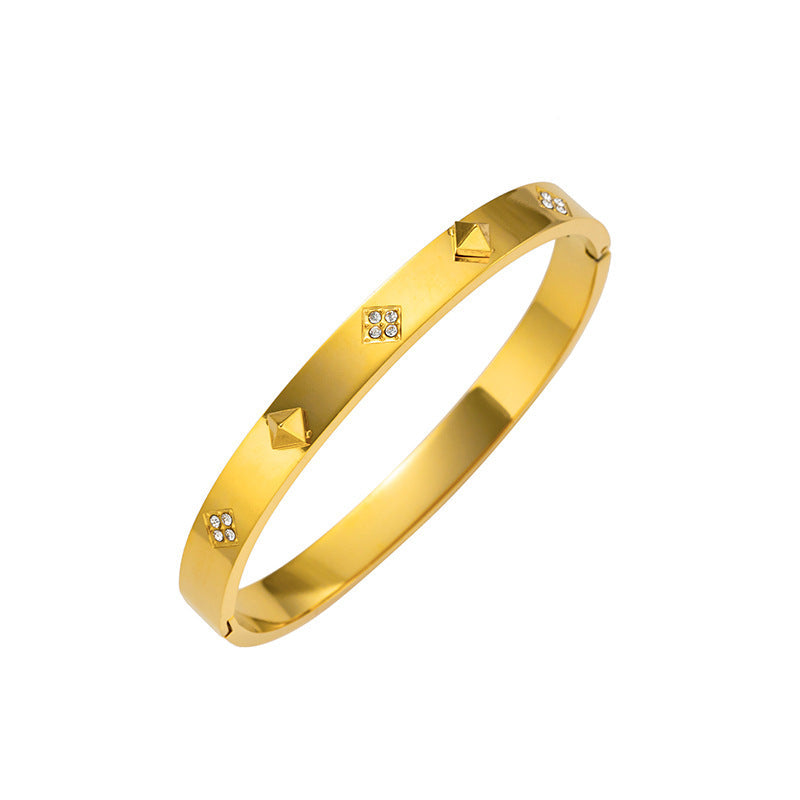 Bracelet inlaid with diamonds