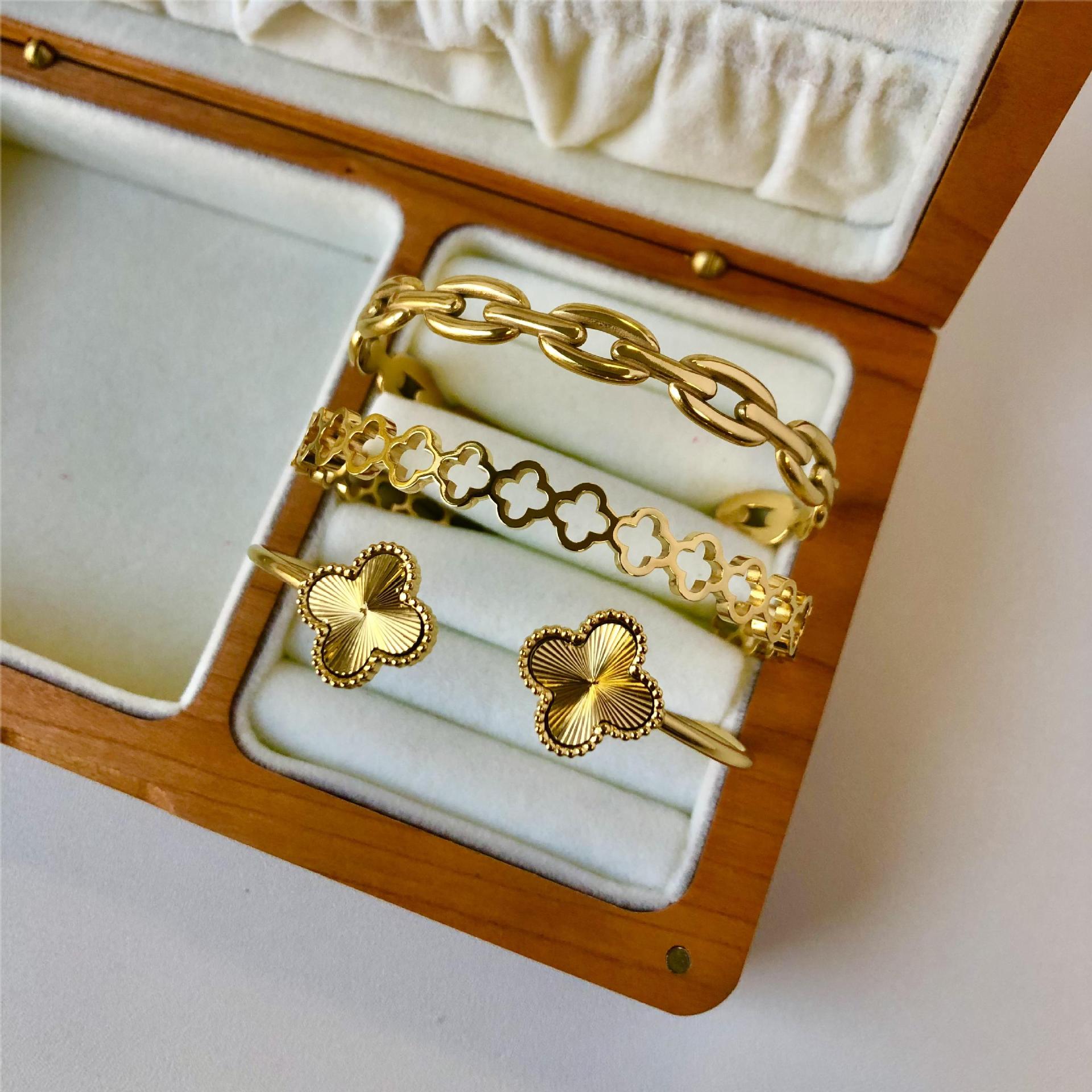 Cut-out opening adjustable bracelet