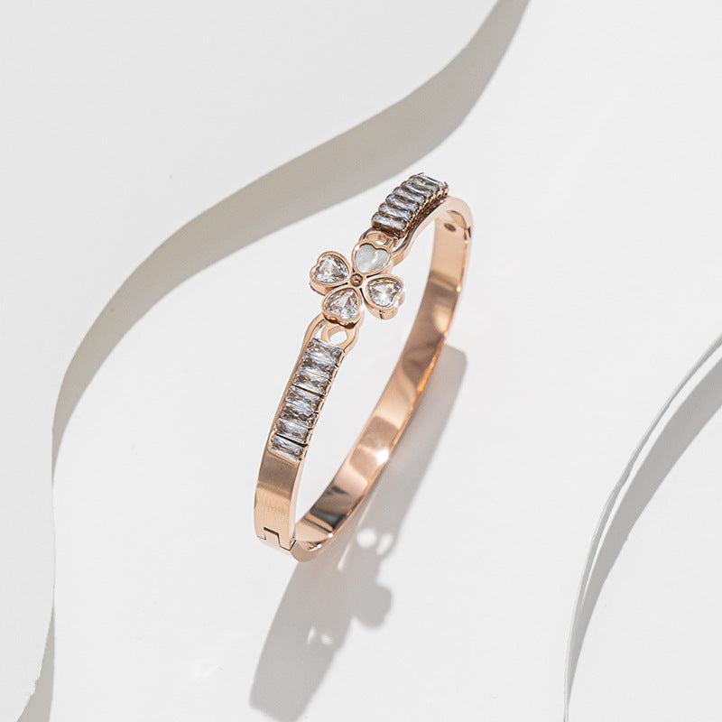 Bracelet with flower design