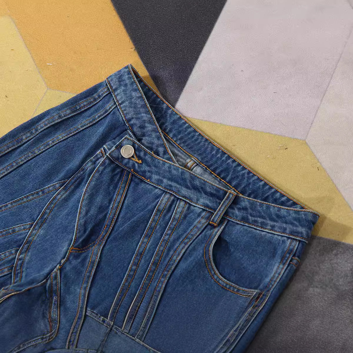 Slanted waist placket flared jeans
