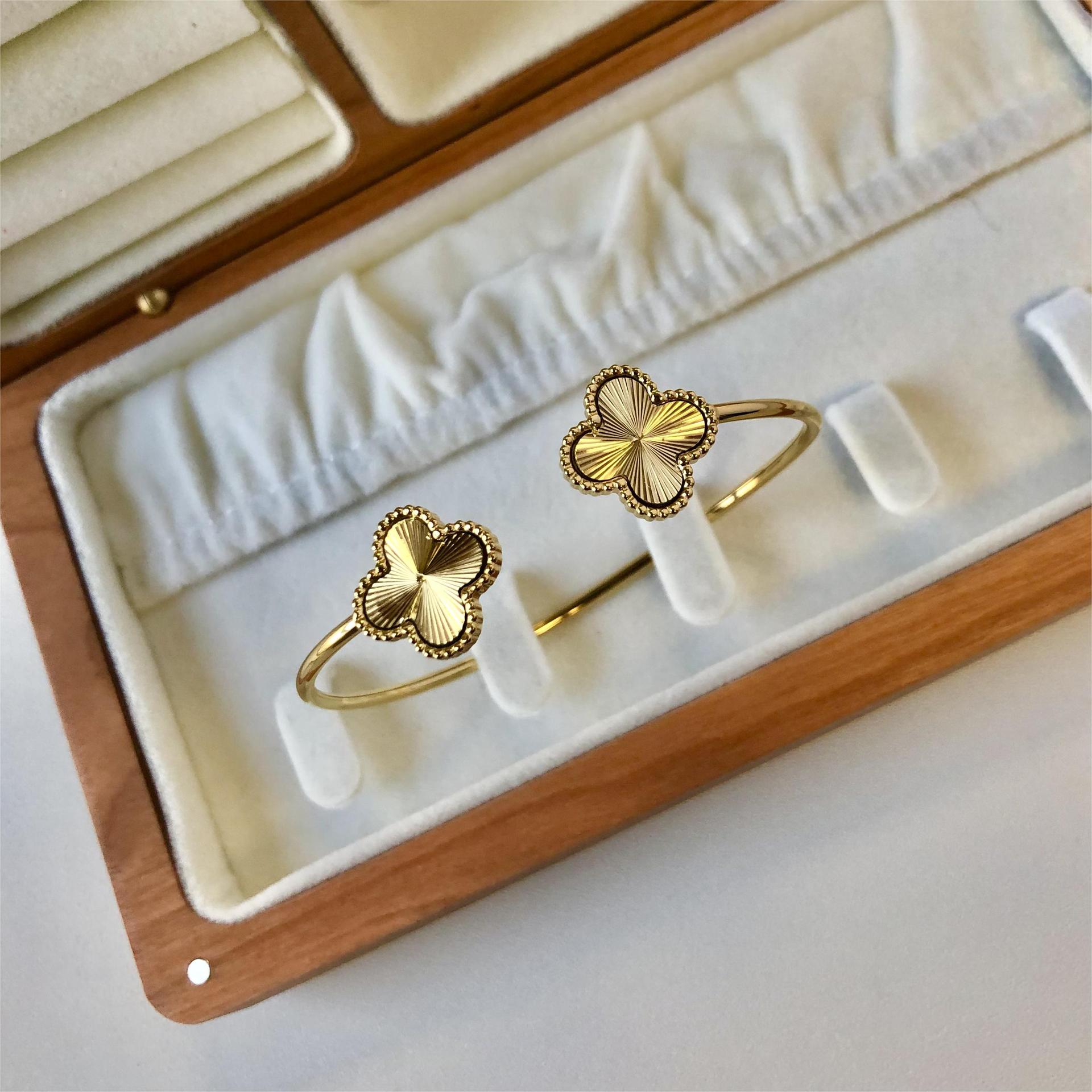 Cut-out opening adjustable bracelet