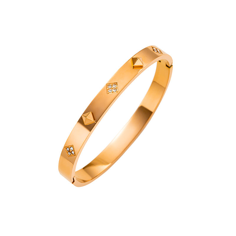 Bracelet inlaid with diamonds
