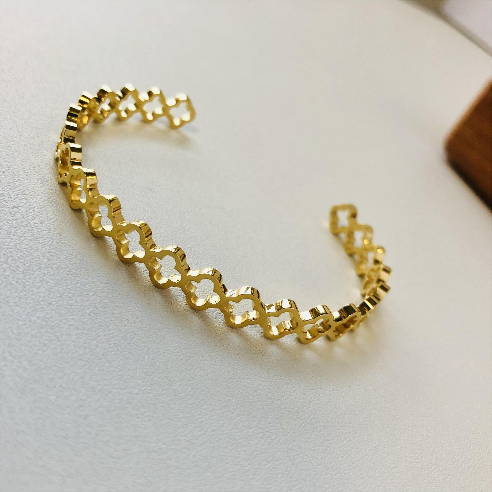 Cut-out opening adjustable bracelet