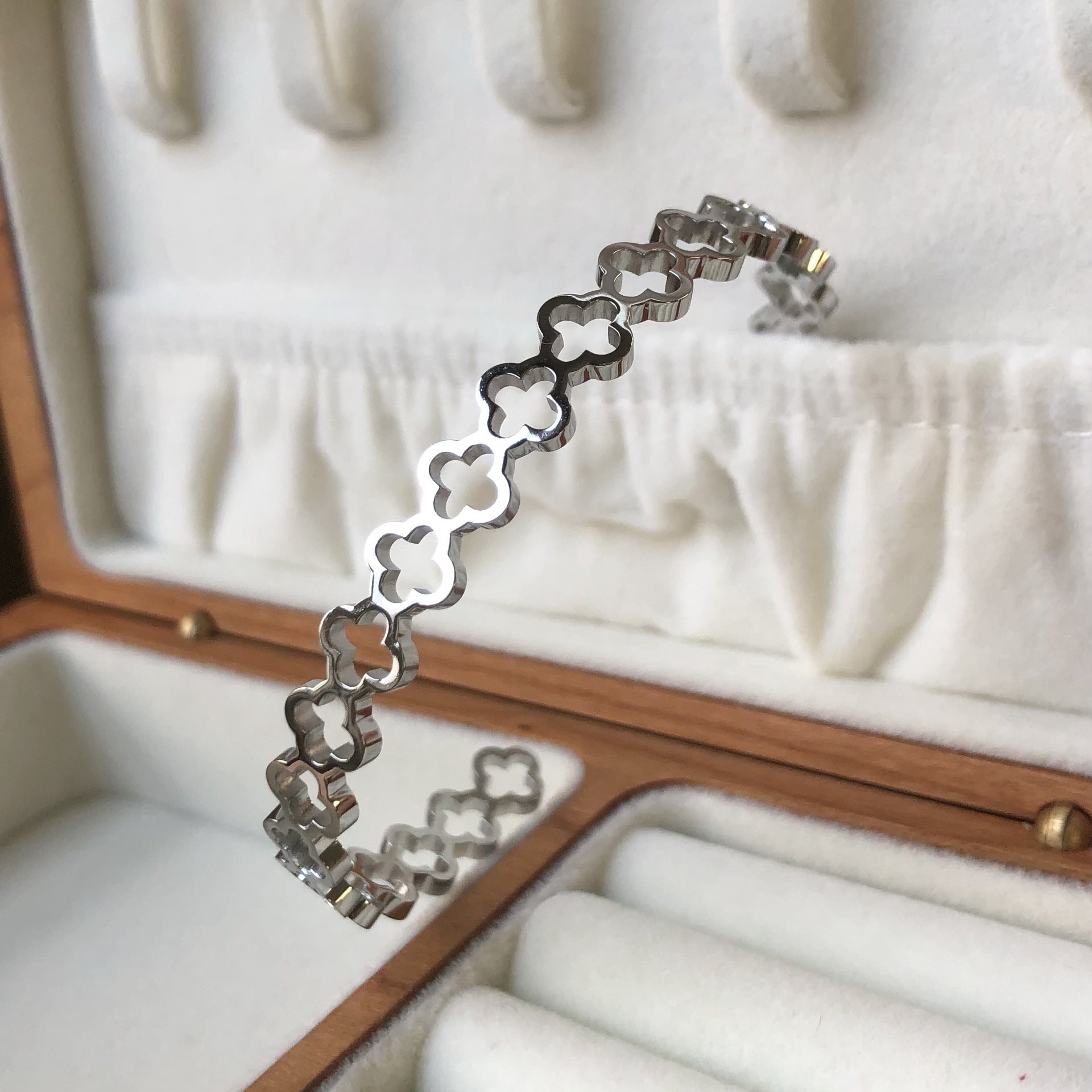 Cut-out opening adjustable bracelet