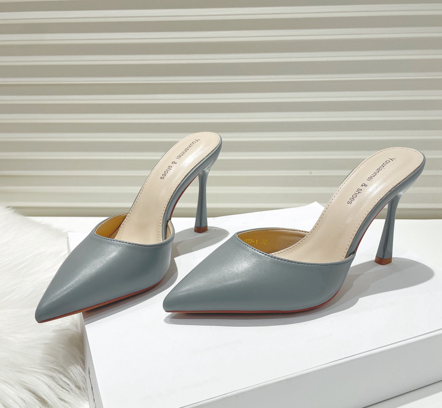 Fashion slip-on women's slippers