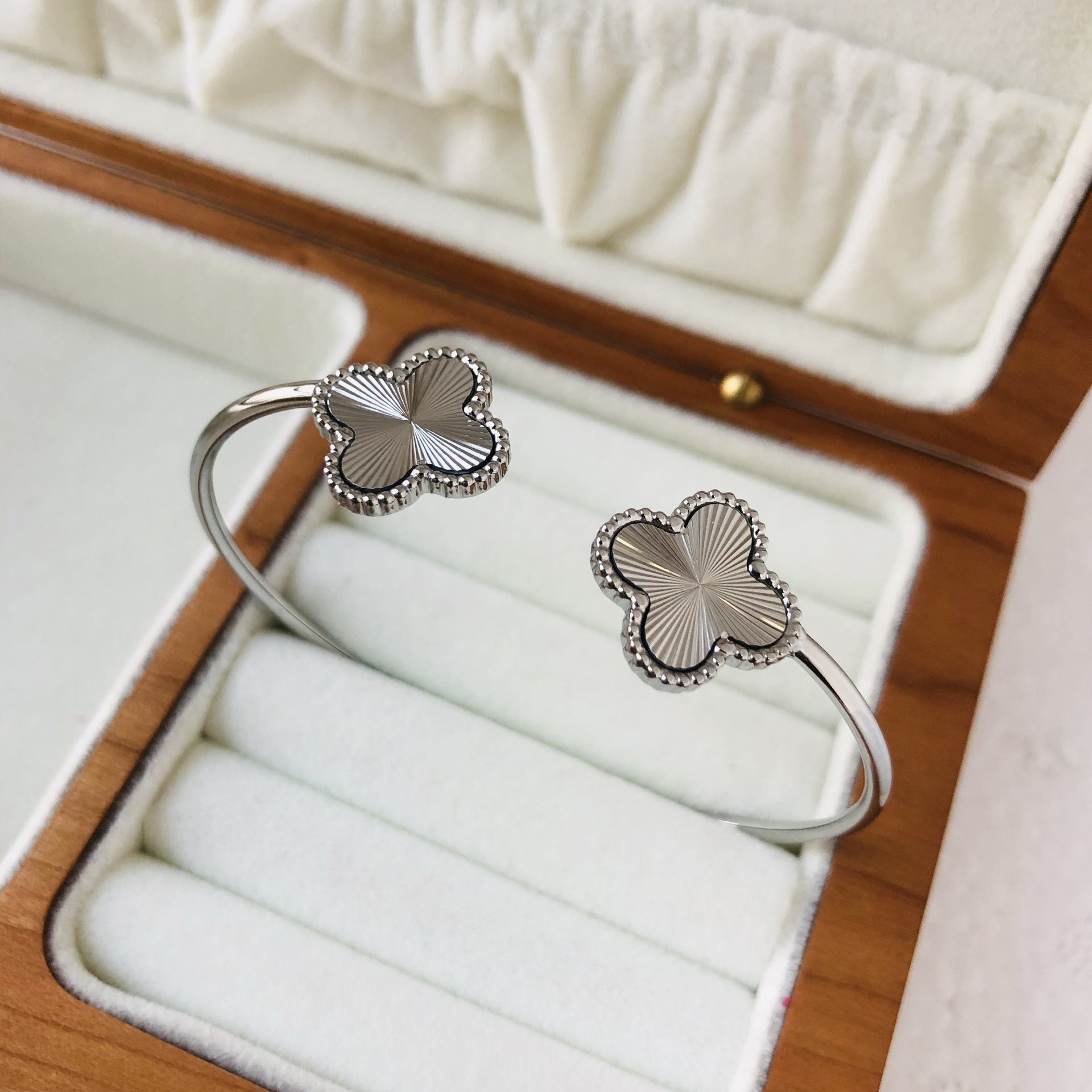 Cut-out opening adjustable bracelet