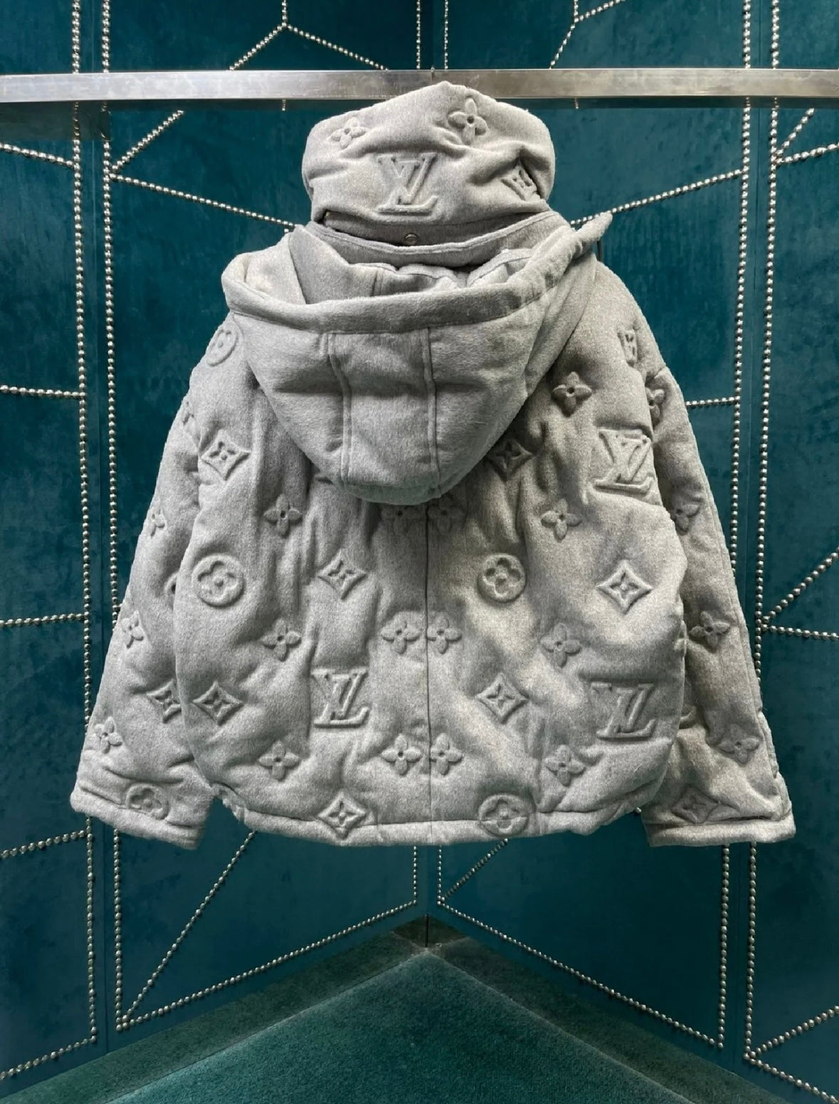 LV PUFFER COAT GREY