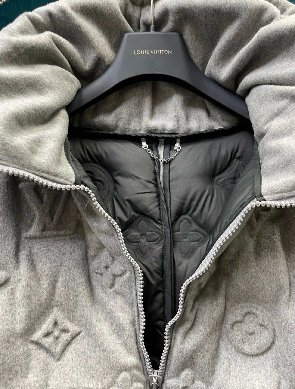 LV PUFFER COAT GREY