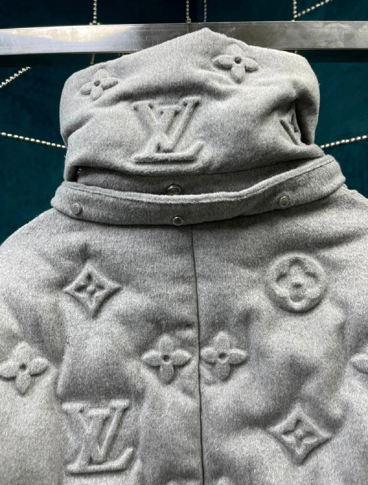 LV PUFFER COAT GREY