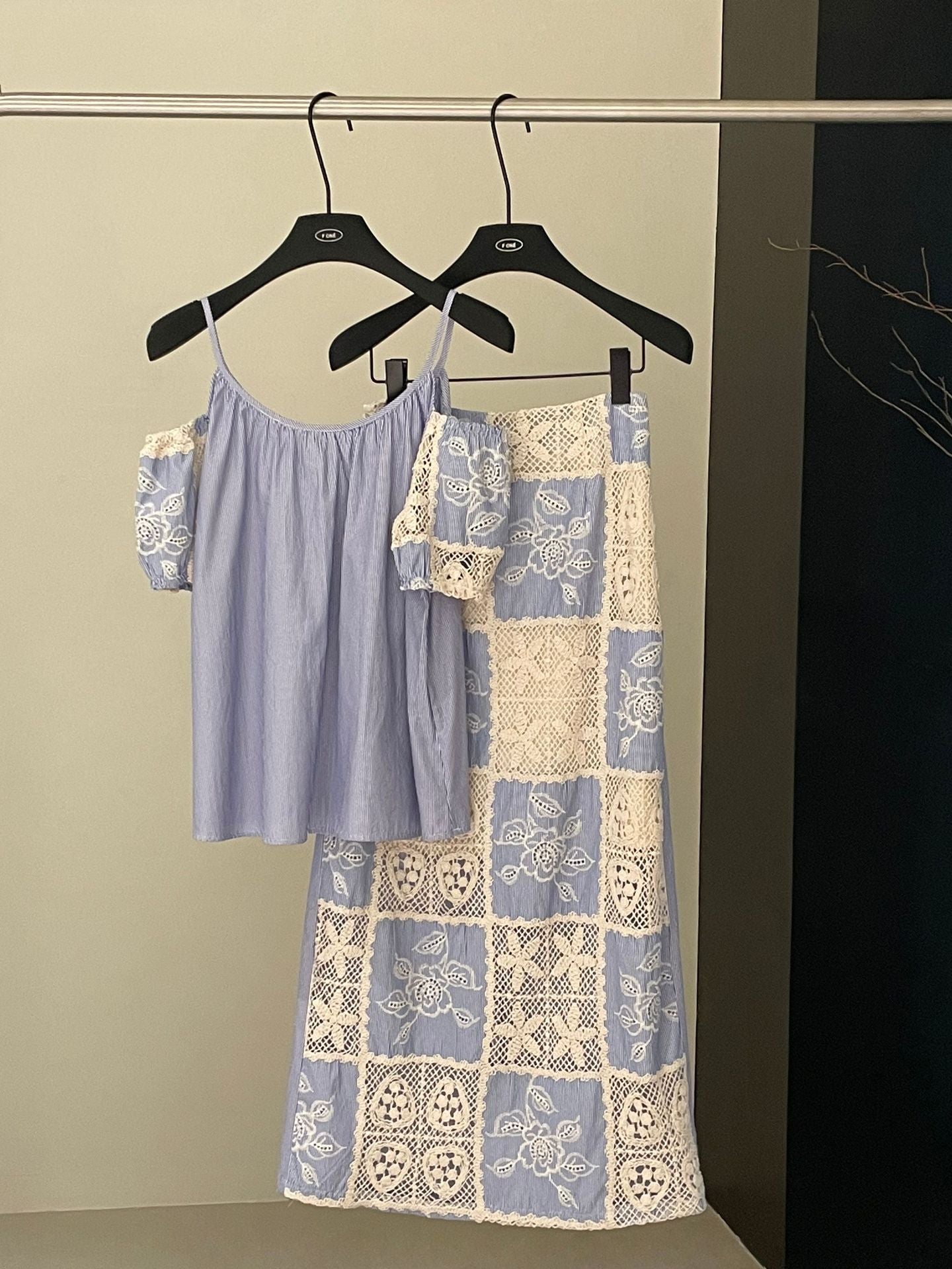 Off-the-shoulder blouse French skirt two-piece set