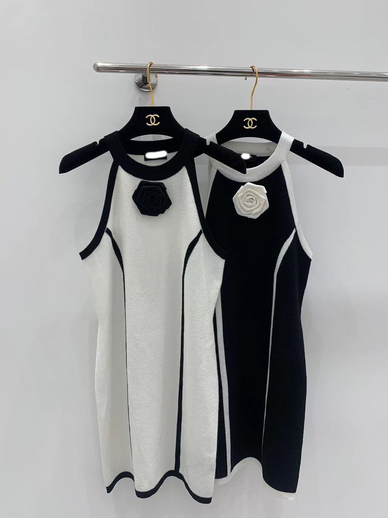 Dress with rose detail - Black