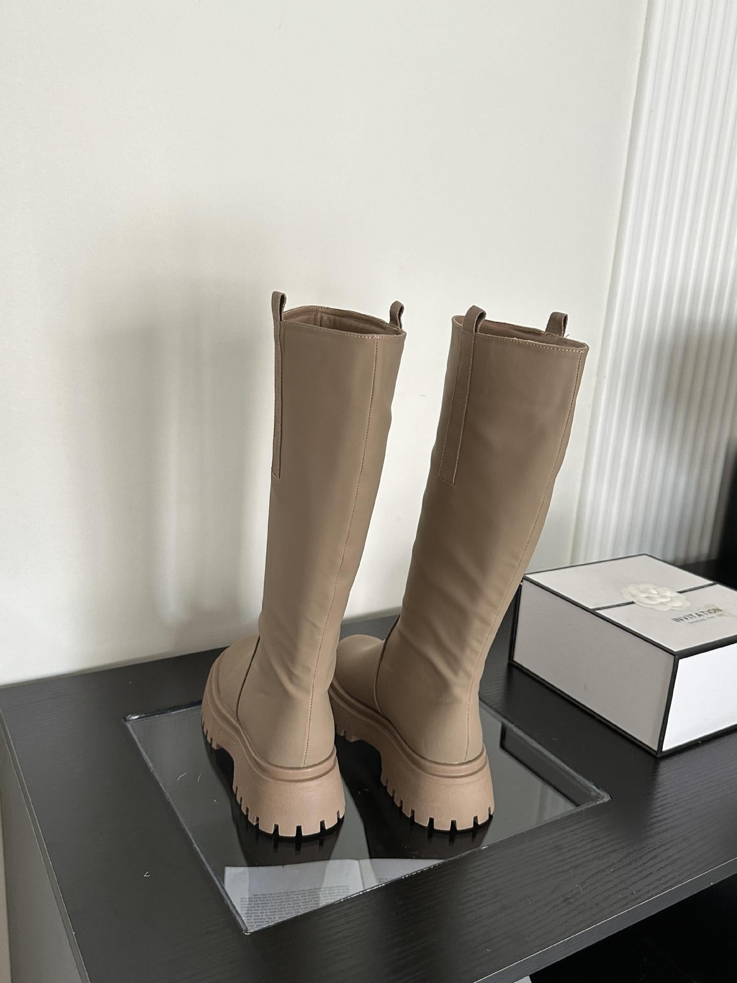 Small man mid-cut vintage boots