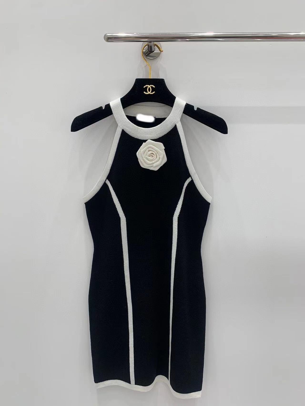 Dress with rose detail - Black