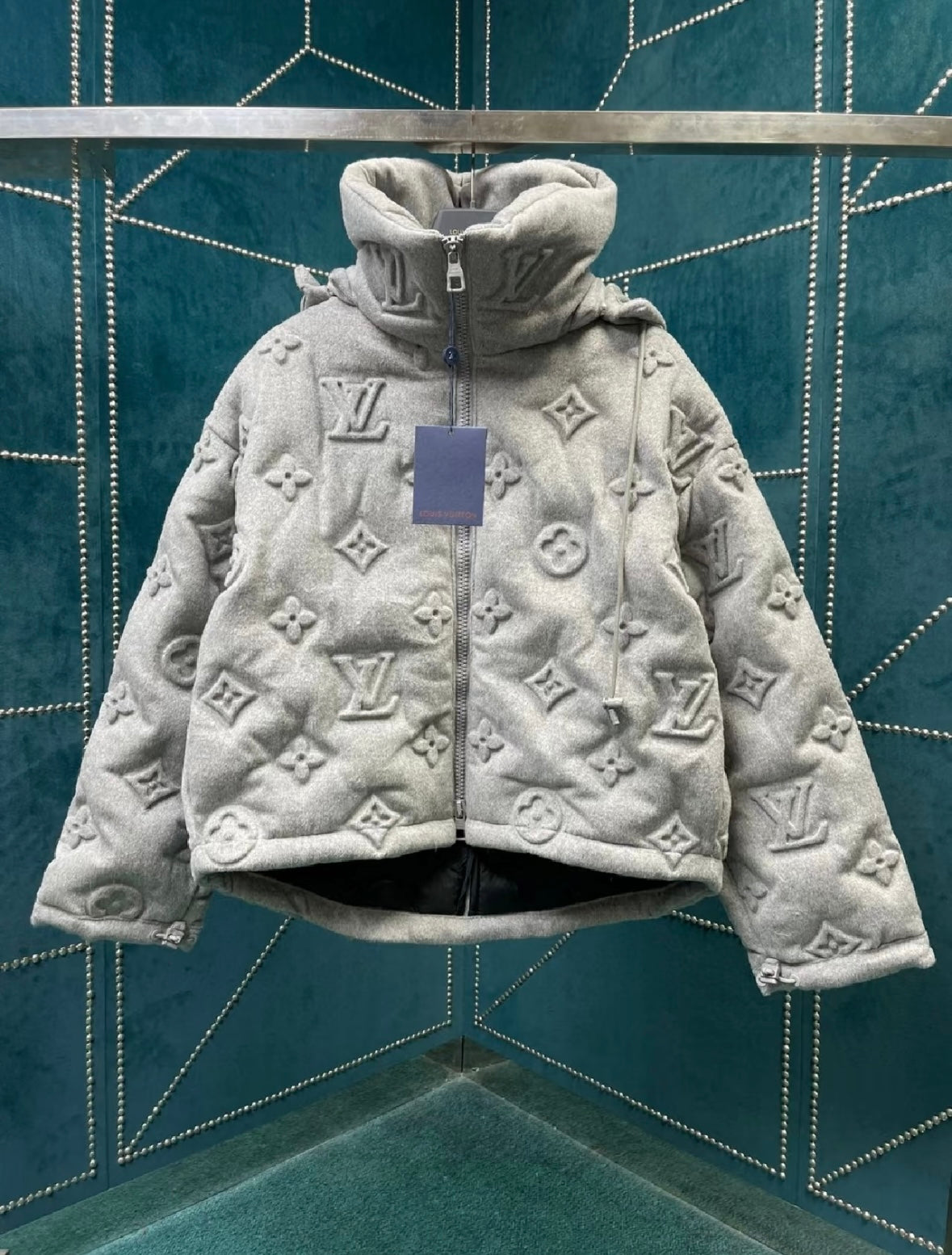 LV PUFFER COAT GREY