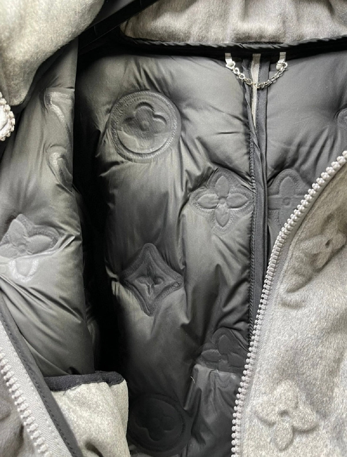 LV PUFFER COAT GREY
